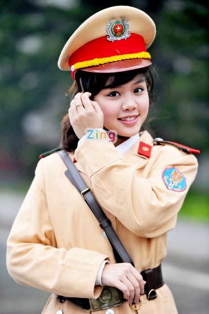 Vẻ 'x&igrave; tin' của nữ sinh Cảnh s&aacute;t điều tiết giao th&ocirc;ng 2