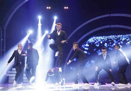 C&ocirc; b&eacute; 8 tuổi so t&agrave;i c&ugrave;ng ch&agrave;ng luật sư th&iacute;ch h&aacute;t 3