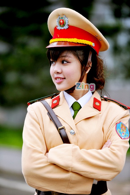 Vẻ 'x&igrave; tin' của nữ sinh Cảnh s&aacute;t điều tiết giao th&ocirc;ng 3
