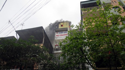 Hỏa hoạn s&aacute;t &ldquo;chợ Giời&rdquo;, cả phố hoảng loạn 2
