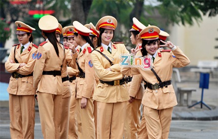 Vẻ 'x&igrave; tin' của nữ sinh Cảnh s&aacute;t điều tiết giao th&ocirc;ng 5