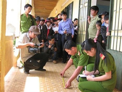 Kinh ho&agrave;ng một nam sinh lớp 9 bị bạn đ&acirc;m gục ngay cửa lớp 1