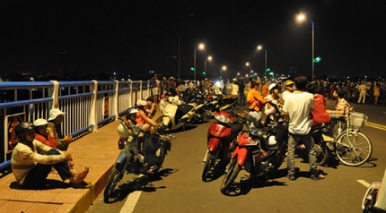 T&igrave;m kiếm c&ocirc; g&aacute;i nhảy cầu tự tử 2