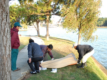 Thi thể c&ocirc; g&aacute;i nổi tr&ecirc;n hồ Xu&acirc;n Hương 1