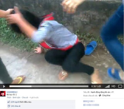 Lại xuất hiện clip nữ sinh bạn t&aacute;t tới tấp 2