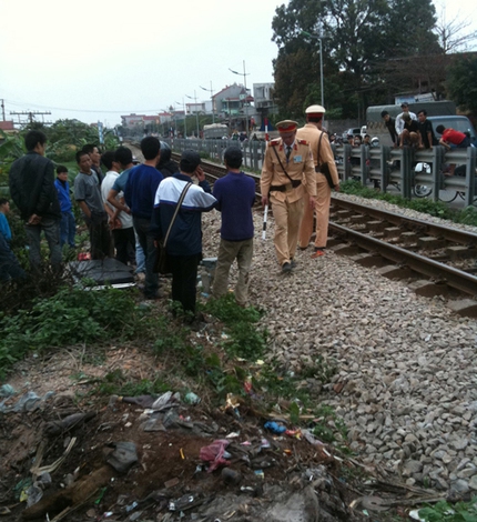 Mải "al&ocirc;" tr&ecirc;n đường t&agrave;u, bị t&ocirc;ng chết tại chỗ 2