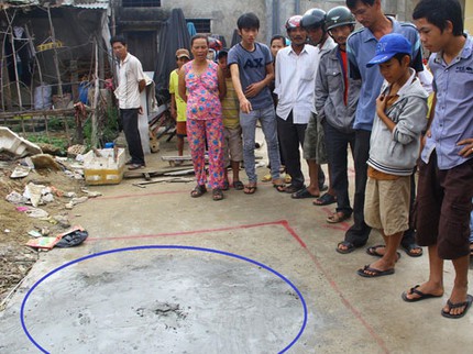 Đổ x&ocirc; đi xem 'm&aacute;u' tr&agrave;o l&ecirc;n từ nền xi-măng 1