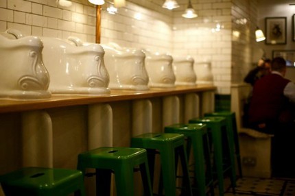Nhà vệ sinh công cộng biến thành quán ăn 4